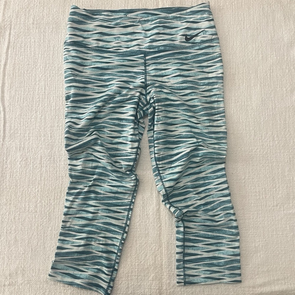 Nike‎ Legendary Crisscross Capri Leggings Women's Medium Pants Activewear